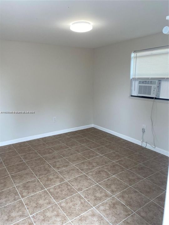 Recientemente alquilado: $1,100 (1 camas, 1 baños, 300 Pies cuadrados)