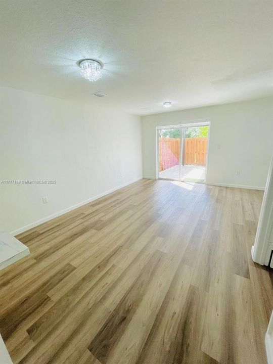 Recently Sold: $280,000 (2 beds, 1 baths, 1140 Square Feet)
