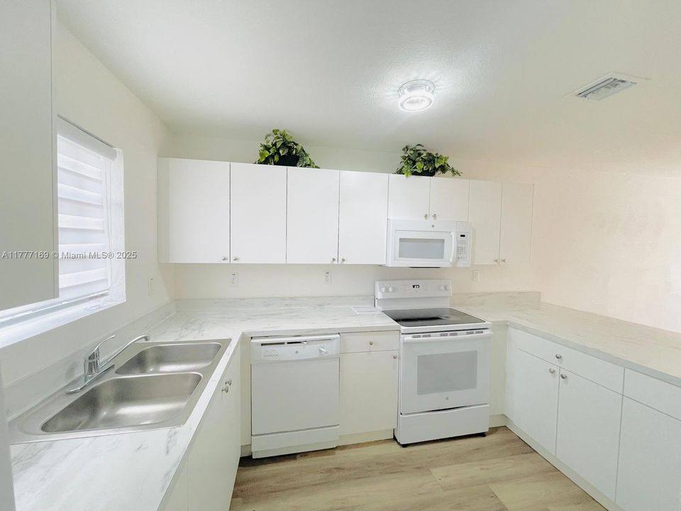 Recently Sold: $280,000 (2 beds, 1 baths, 1140 Square Feet)