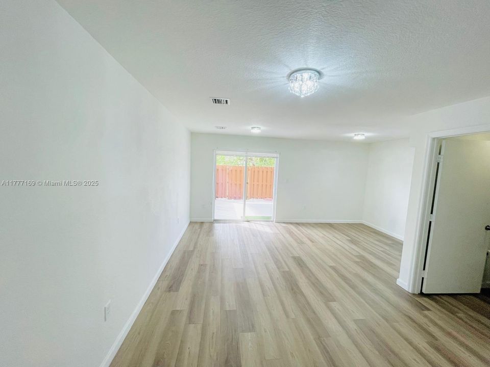 Recently Sold: $280,000 (2 beds, 1 baths, 1140 Square Feet)