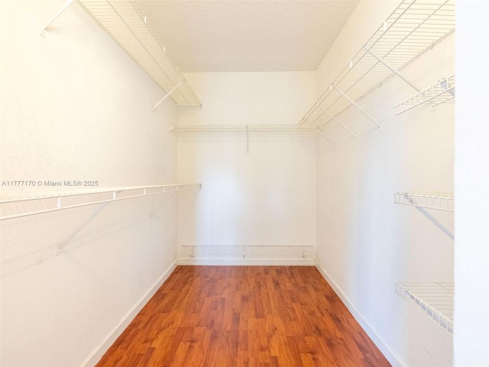 Недавно продано: $820,000 (4 спален, 2 ванн, 1902 Квадратных фут)