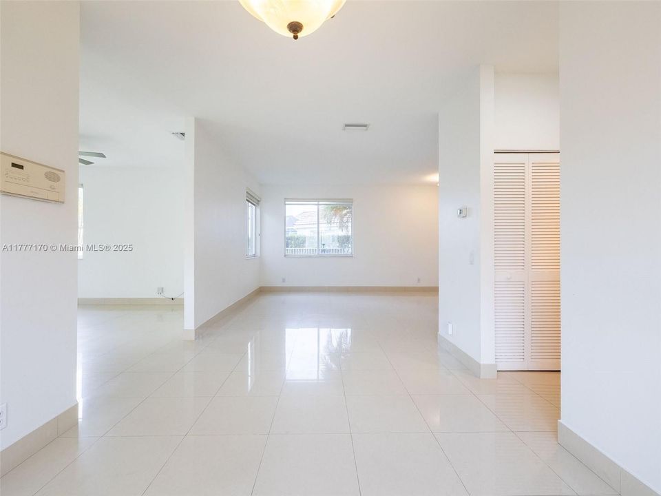 Недавно продано: $820,000 (4 спален, 2 ванн, 1902 Квадратных фут)