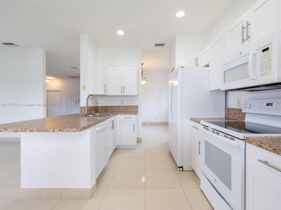 Недавно продано: $820,000 (4 спален, 2 ванн, 1902 Квадратных фут)