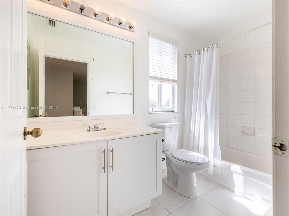 Недавно продано: $820,000 (4 спален, 2 ванн, 1902 Квадратных фут)