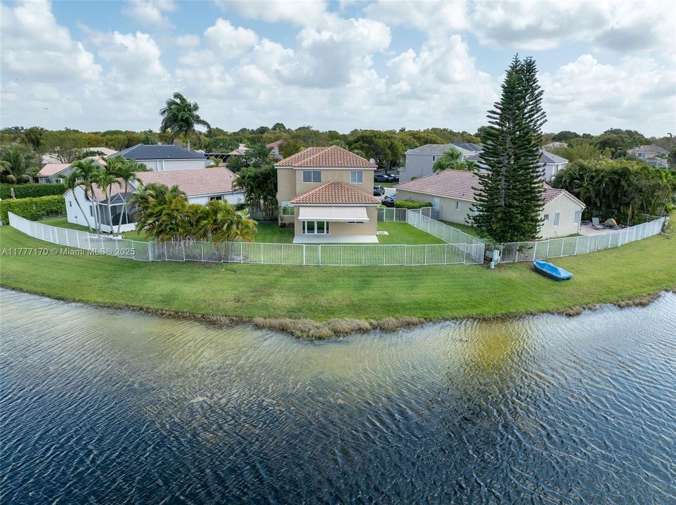 Недавно продано: $820,000 (4 спален, 2 ванн, 1902 Квадратных фут)