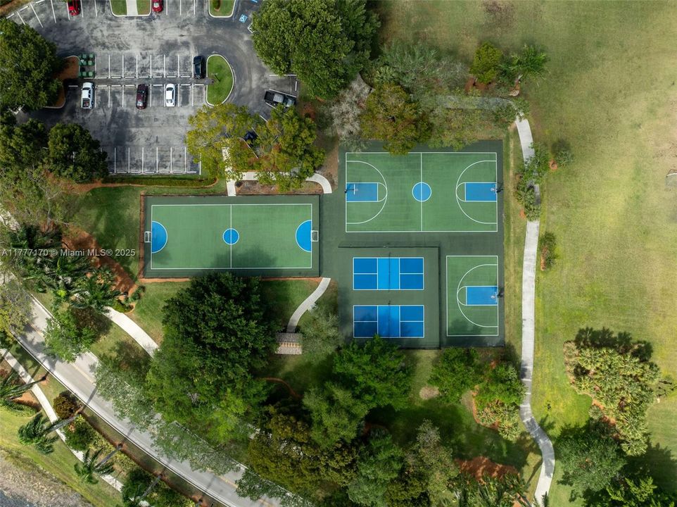 Недавно продано: $820,000 (4 спален, 2 ванн, 1902 Квадратных фут)