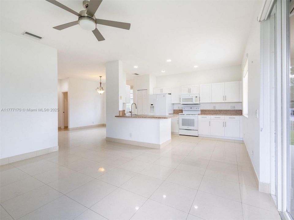 Недавно продано: $820,000 (4 спален, 2 ванн, 1902 Квадратных фут)