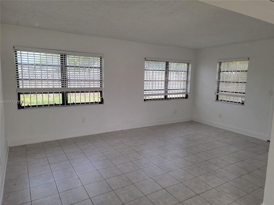 Recently Rented: $2,500 (3 beds, 1 baths, 1216 Square Feet)