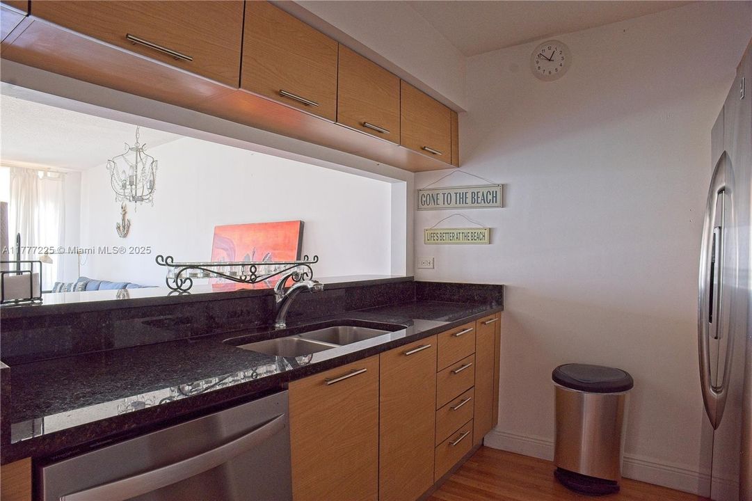 Недавно арендовано: $3,000 (1 спален, 1 ванн, 775 Квадратных фут)