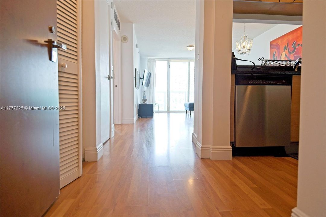 Недавно арендовано: $3,000 (1 спален, 1 ванн, 775 Квадратных фут)