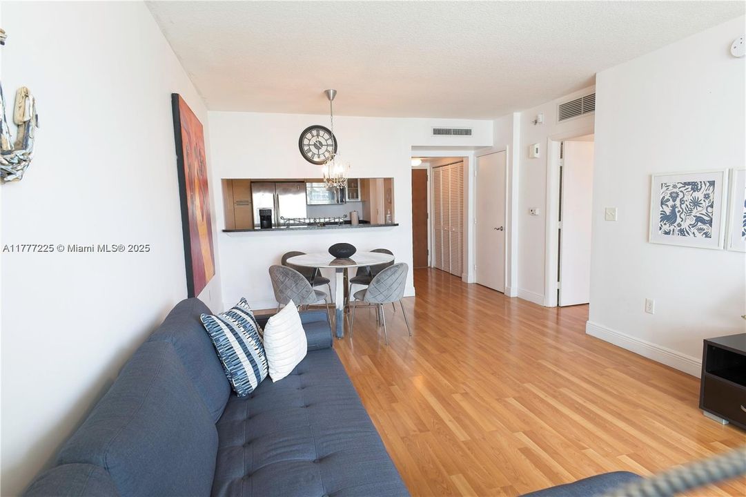 Недавно арендовано: $3,000 (1 спален, 1 ванн, 775 Квадратных фут)