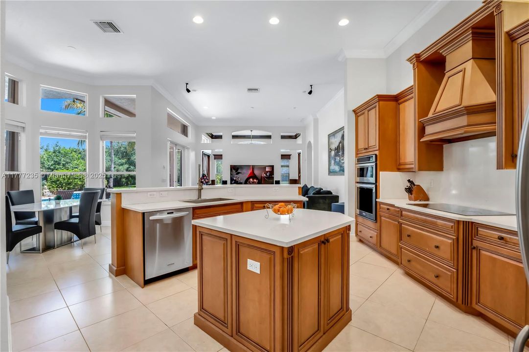 Recently Sold: $1,595,000 (5 beds, 3 baths, 3372 Square Feet)