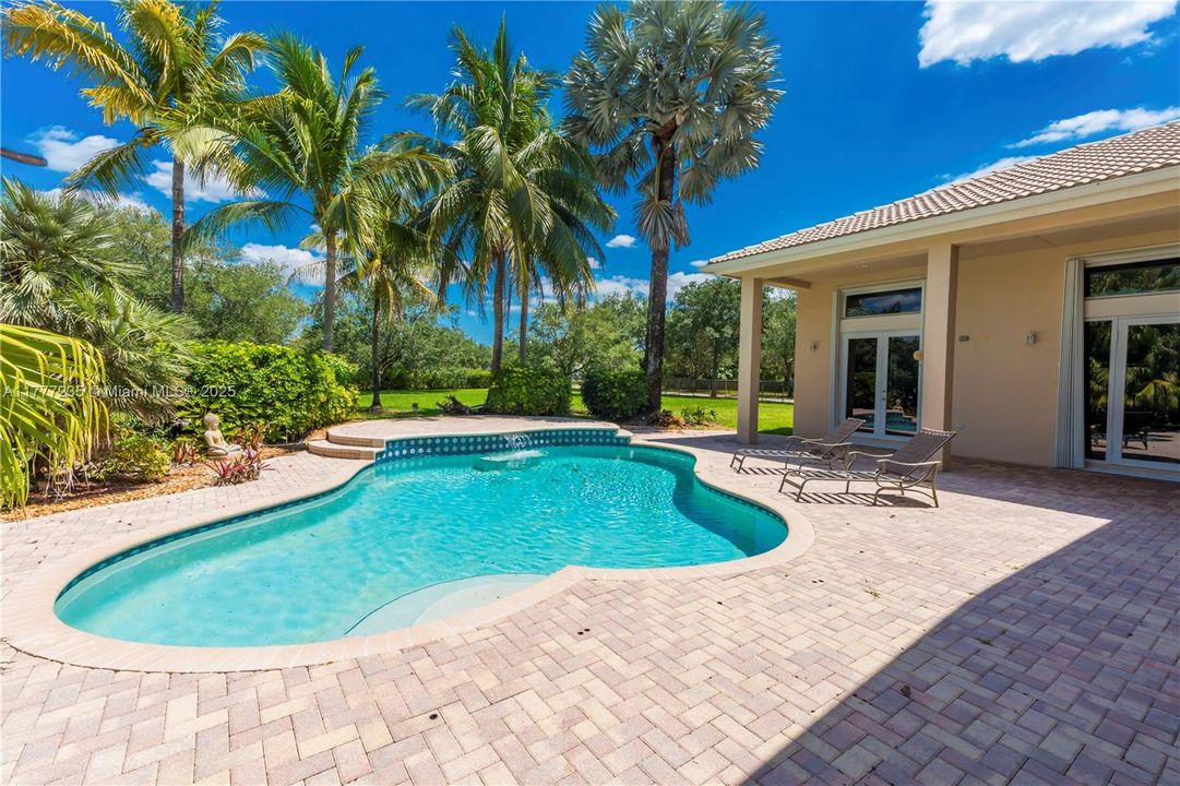 Recently Sold: $1,595,000 (5 beds, 3 baths, 3372 Square Feet)