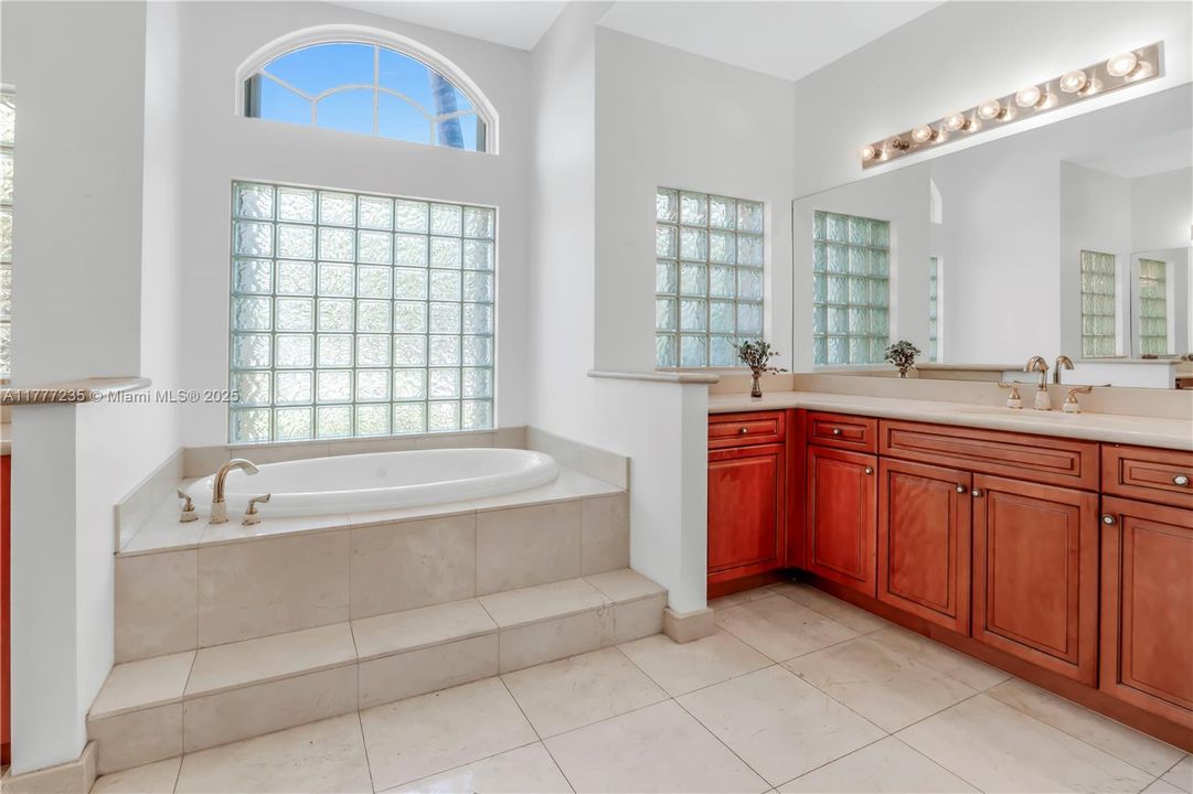 Recently Sold: $1,595,000 (5 beds, 3 baths, 3372 Square Feet)