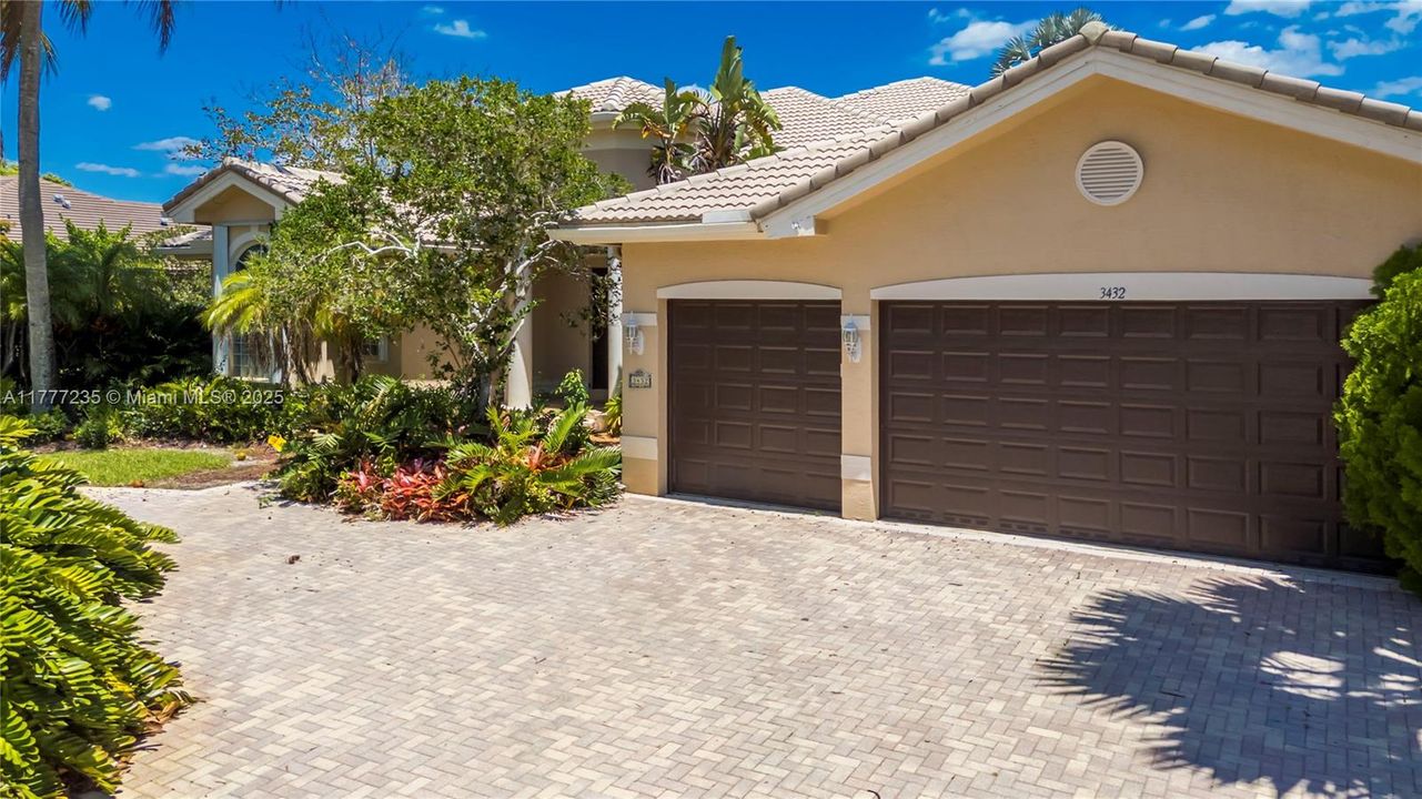 Recently Sold: $1,595,000 (5 beds, 3 baths, 3372 Square Feet)