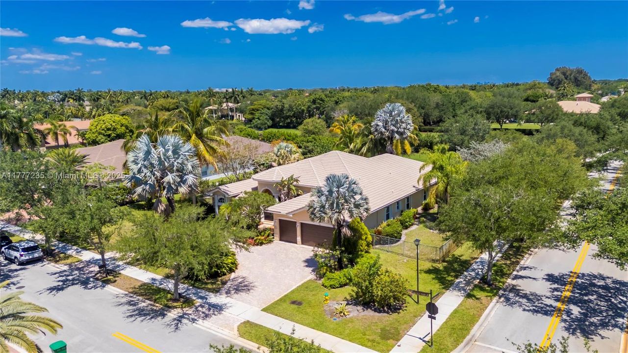 Recently Sold: $1,595,000 (5 beds, 3 baths, 3372 Square Feet)