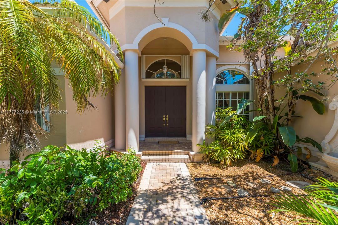 Recently Sold: $1,595,000 (5 beds, 3 baths, 3372 Square Feet)