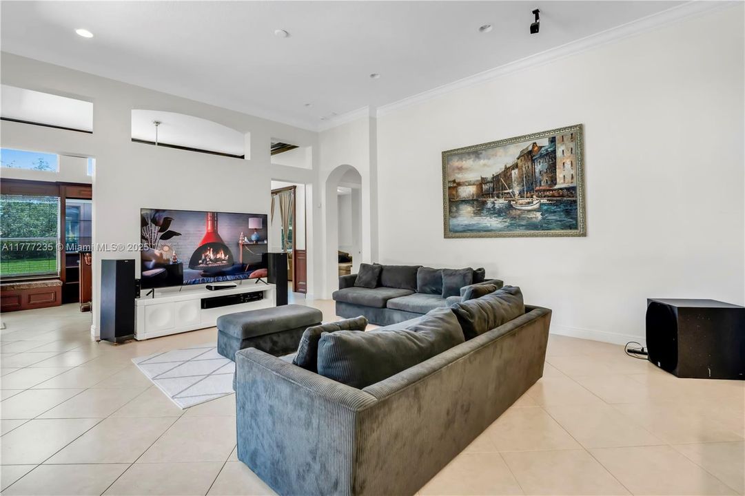 Recently Sold: $1,595,000 (5 beds, 3 baths, 3372 Square Feet)