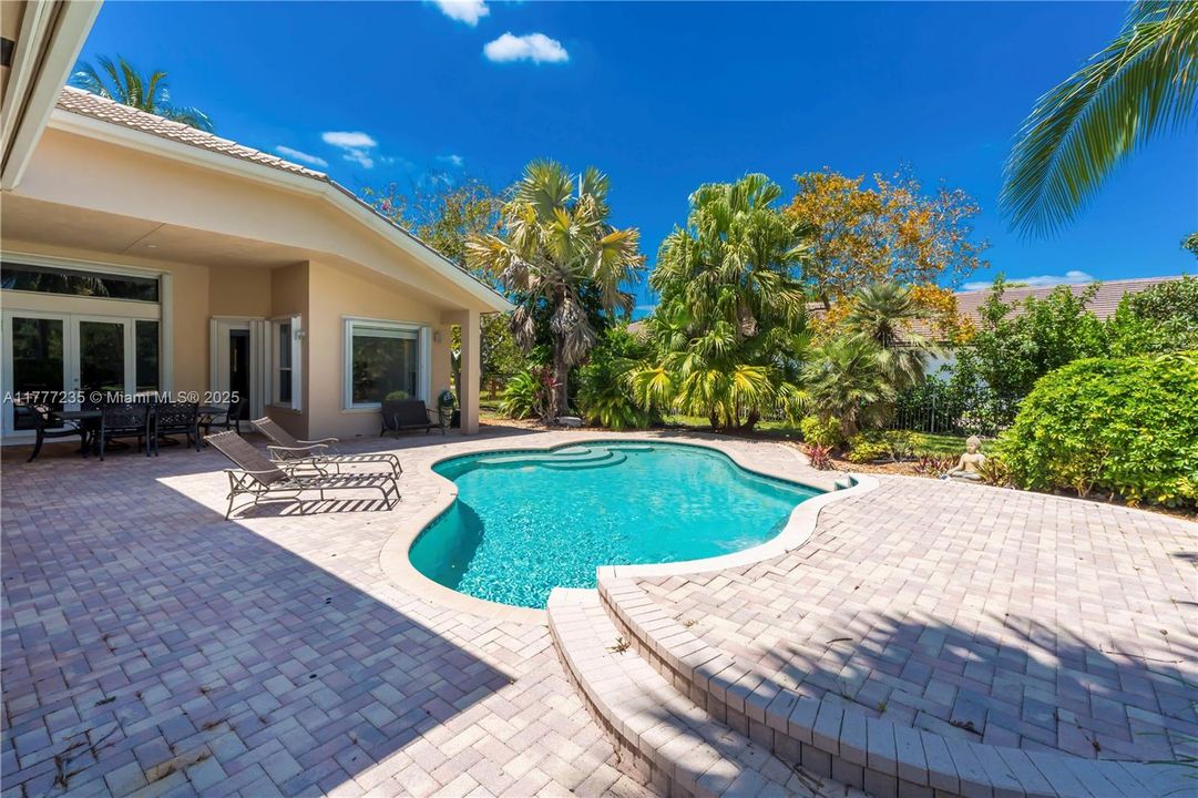 Recently Sold: $1,595,000 (5 beds, 3 baths, 3372 Square Feet)