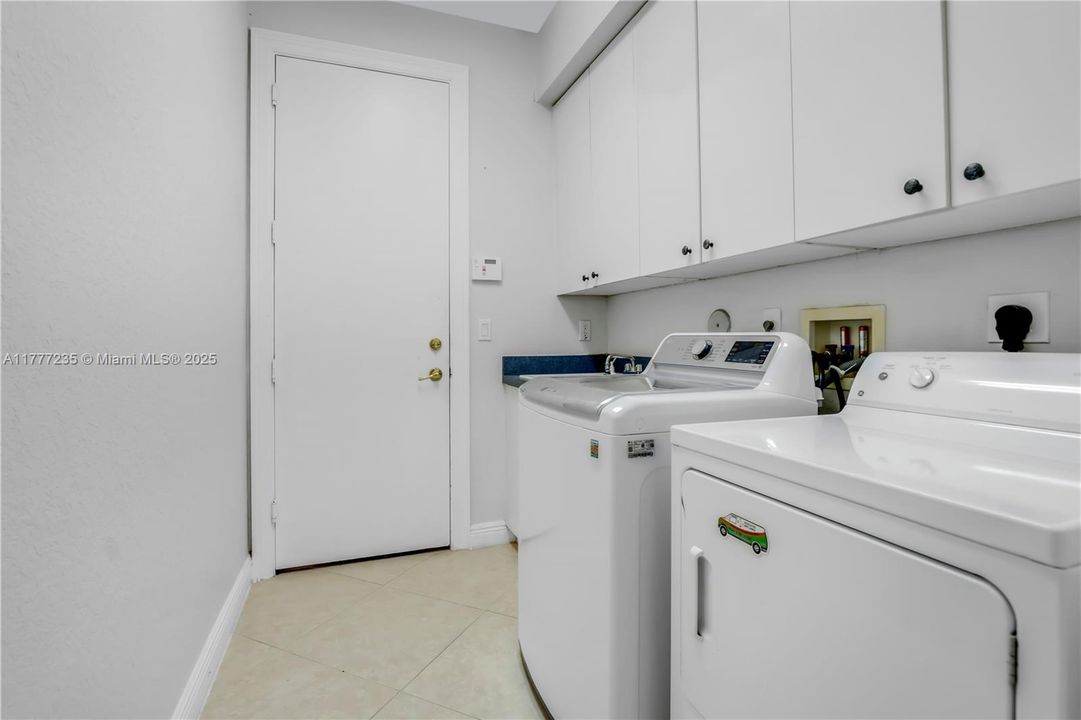 Recently Sold: $1,595,000 (5 beds, 3 baths, 3372 Square Feet)