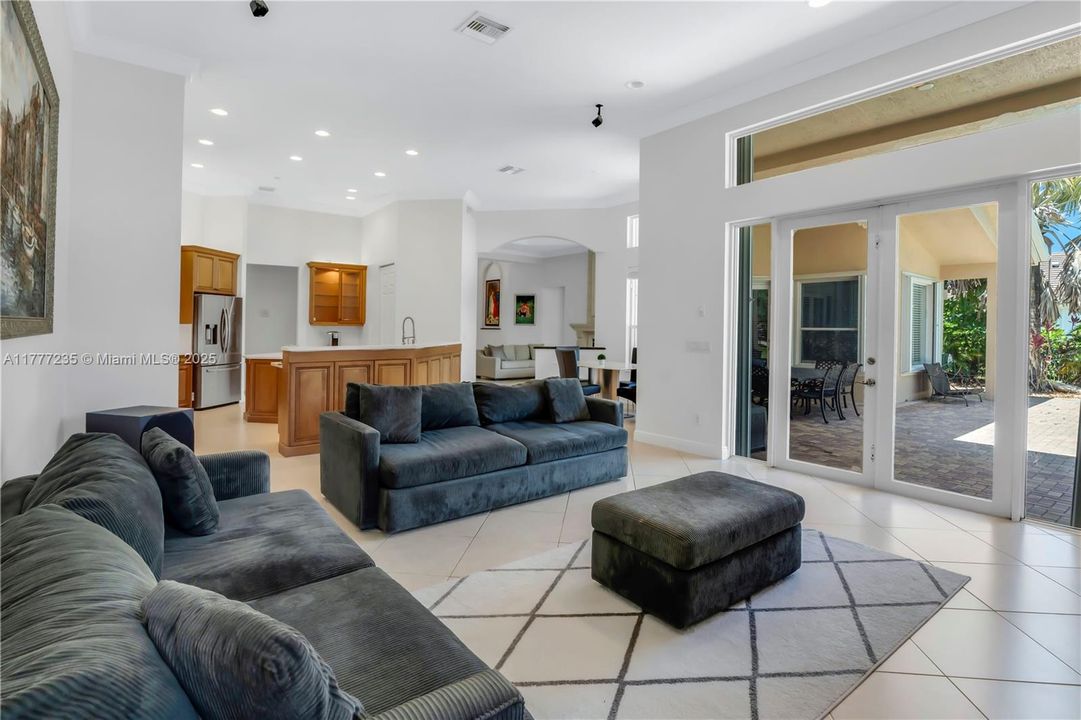 Recently Sold: $1,595,000 (5 beds, 3 baths, 3372 Square Feet)