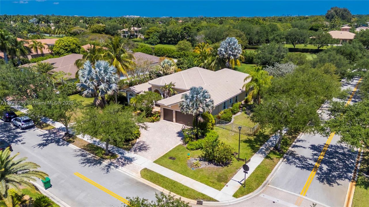 Recently Sold: $1,595,000 (5 beds, 3 baths, 3372 Square Feet)