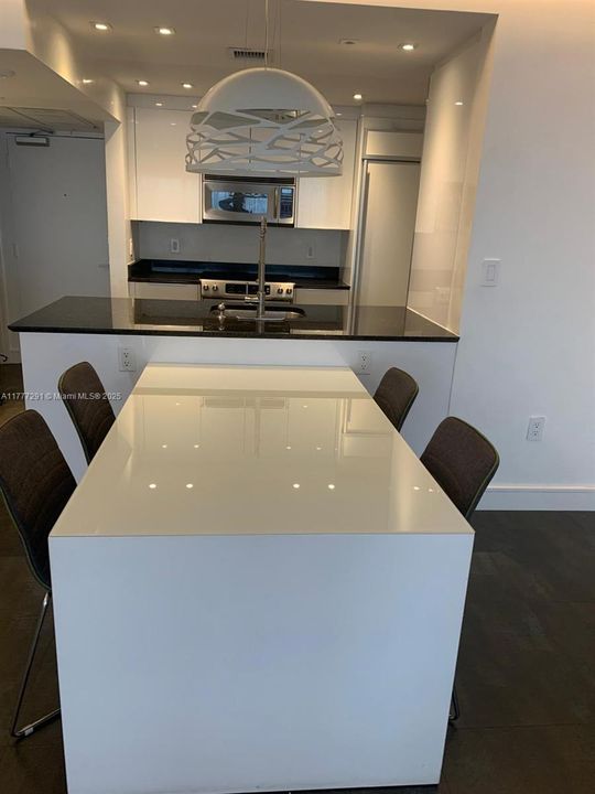 Vendido Recientemente: $675,000 (1 camas, 1 baños, 896 Pies cuadrados)