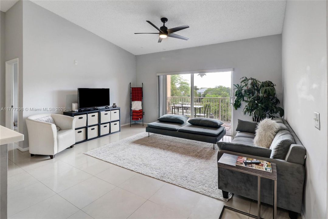 Недавно продано: $268,000 (2 спален, 2 ванн, 1183 Квадратных фут)