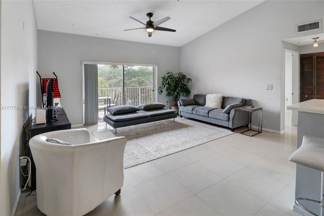 Недавно продано: $268,000 (2 спален, 2 ванн, 1183 Квадратных фут)