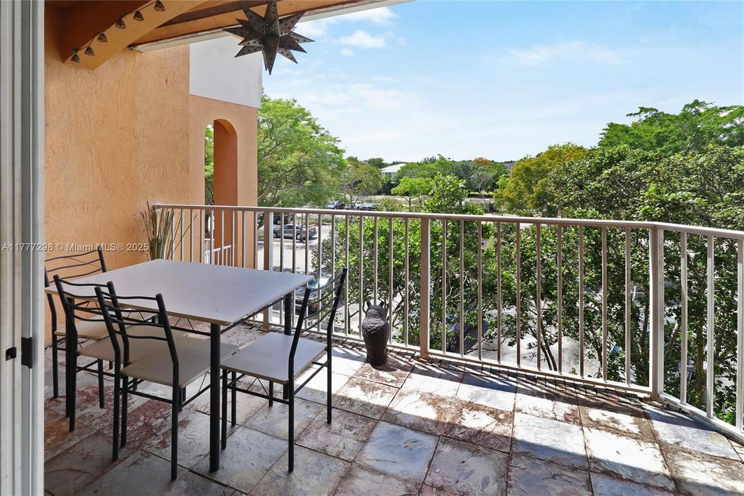 Недавно продано: $268,000 (2 спален, 2 ванн, 1183 Квадратных фут)