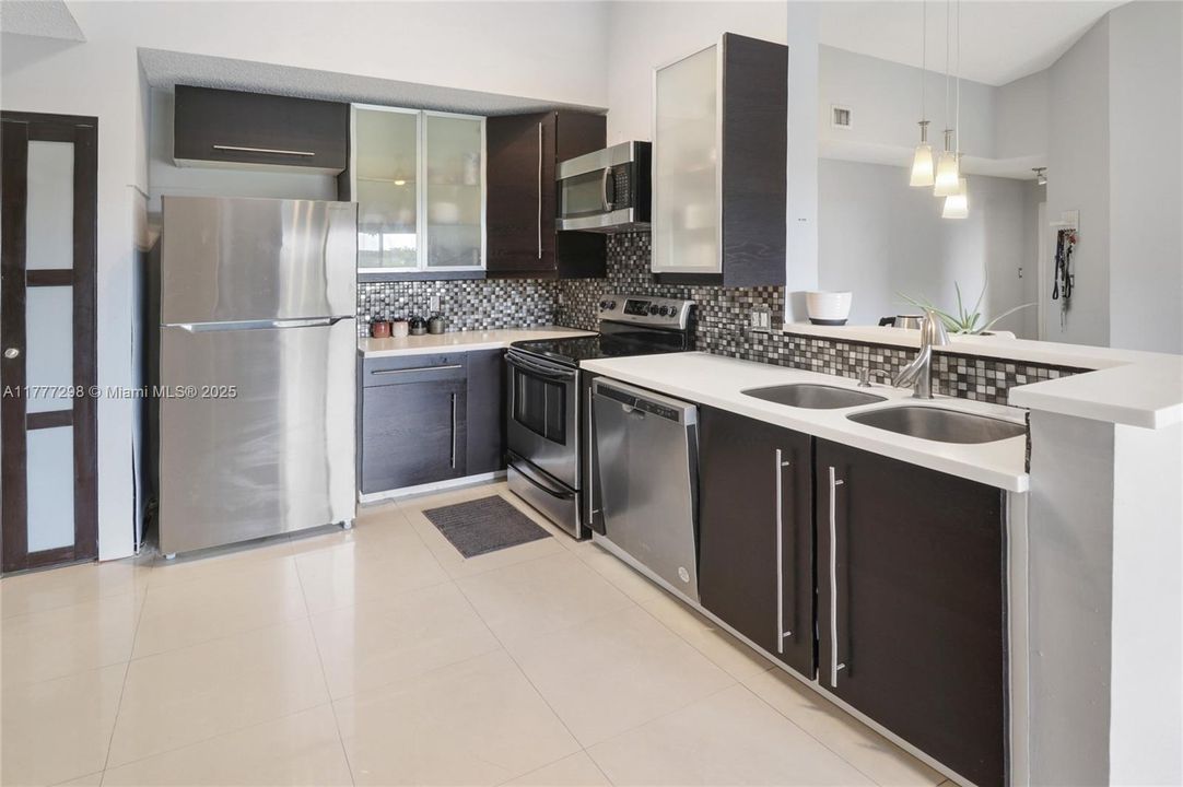 Недавно продано: $268,000 (2 спален, 2 ванн, 1183 Квадратных фут)