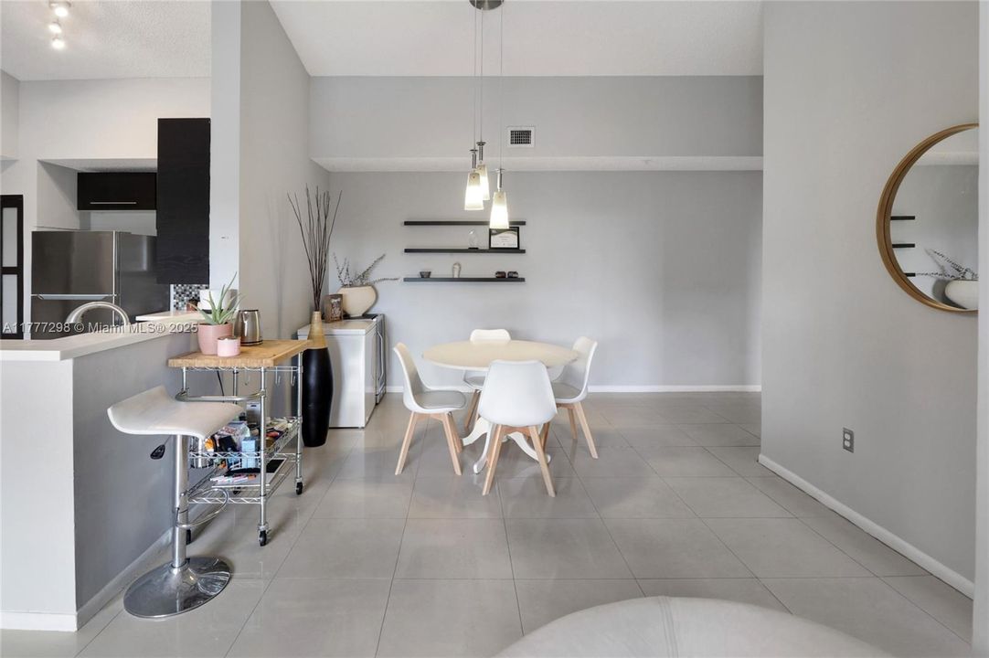 Недавно продано: $268,000 (2 спален, 2 ванн, 1183 Квадратных фут)