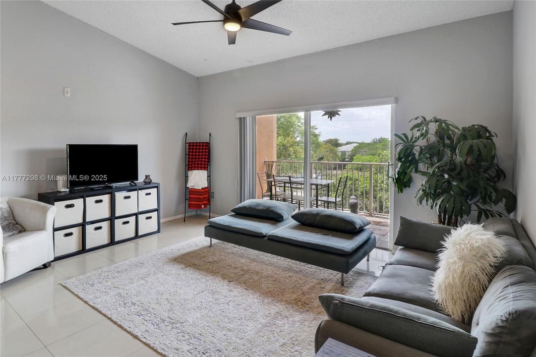 Недавно продано: $268,000 (2 спален, 2 ванн, 1183 Квадратных фут)