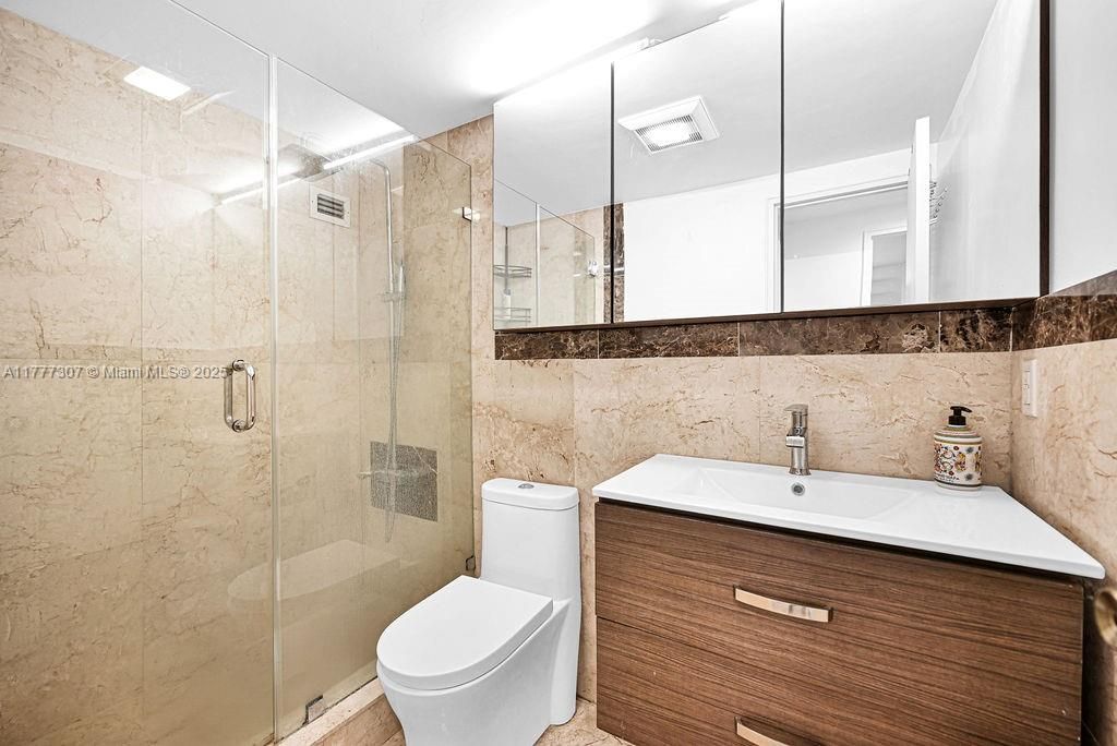 最近售出: $469,000 (1 贝兹, 1 浴室, 1015 平方英尺)