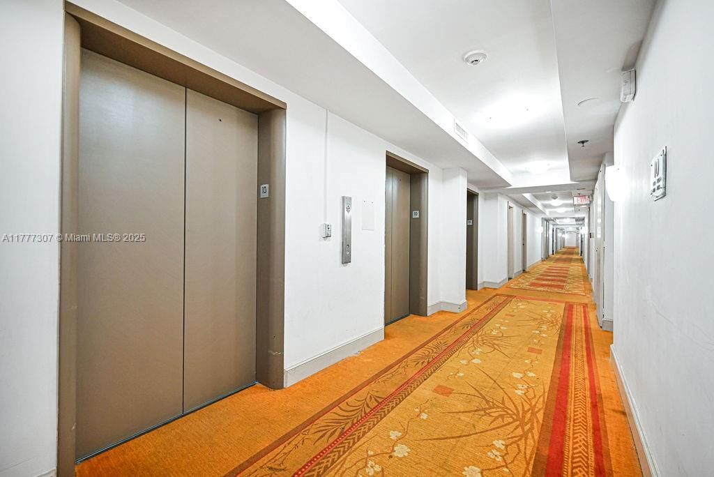 最近售出: $469,000 (1 贝兹, 1 浴室, 1015 平方英尺)