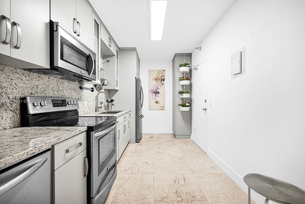 最近售出: $469,000 (1 贝兹, 1 浴室, 1015 平方英尺)