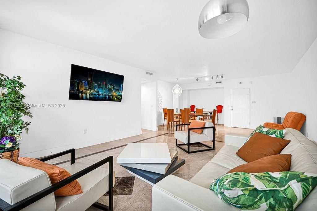 最近售出: $469,000 (1 贝兹, 1 浴室, 1015 平方英尺)