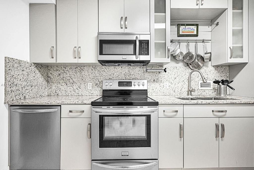 最近售出: $469,000 (1 贝兹, 1 浴室, 1015 平方英尺)