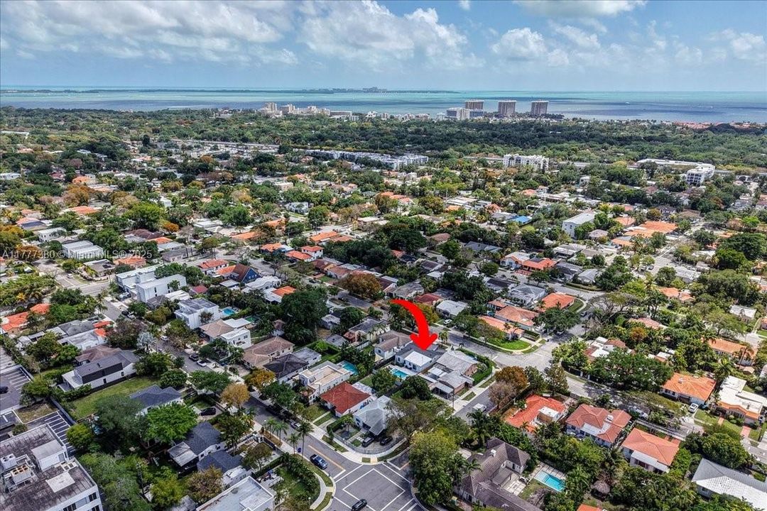 最近售出: $1,600,000 (5 贝兹, 3 浴室, 2070 平方英尺)