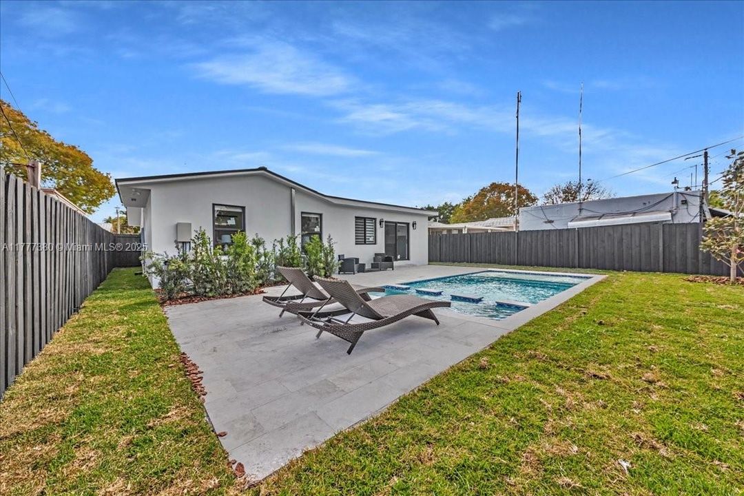 最近售出: $1,600,000 (5 贝兹, 3 浴室, 2070 平方英尺)