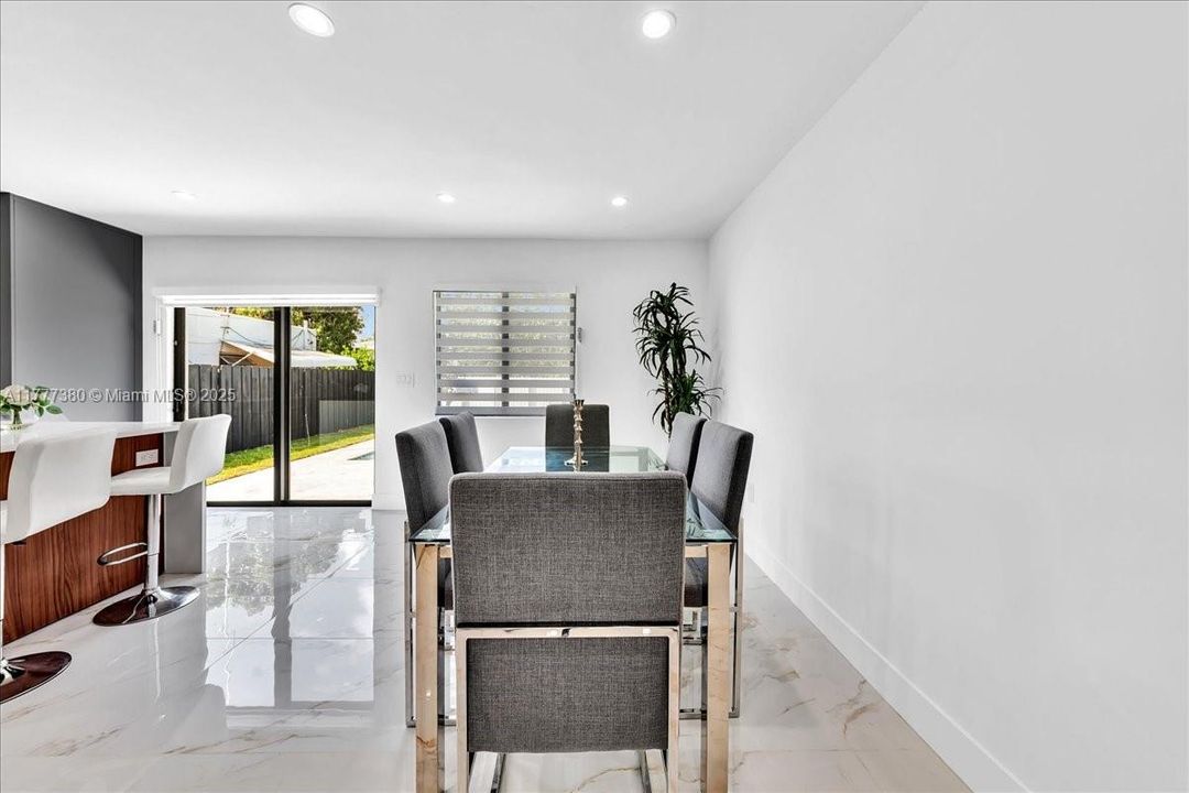 最近售出: $1,600,000 (5 贝兹, 3 浴室, 2070 平方英尺)