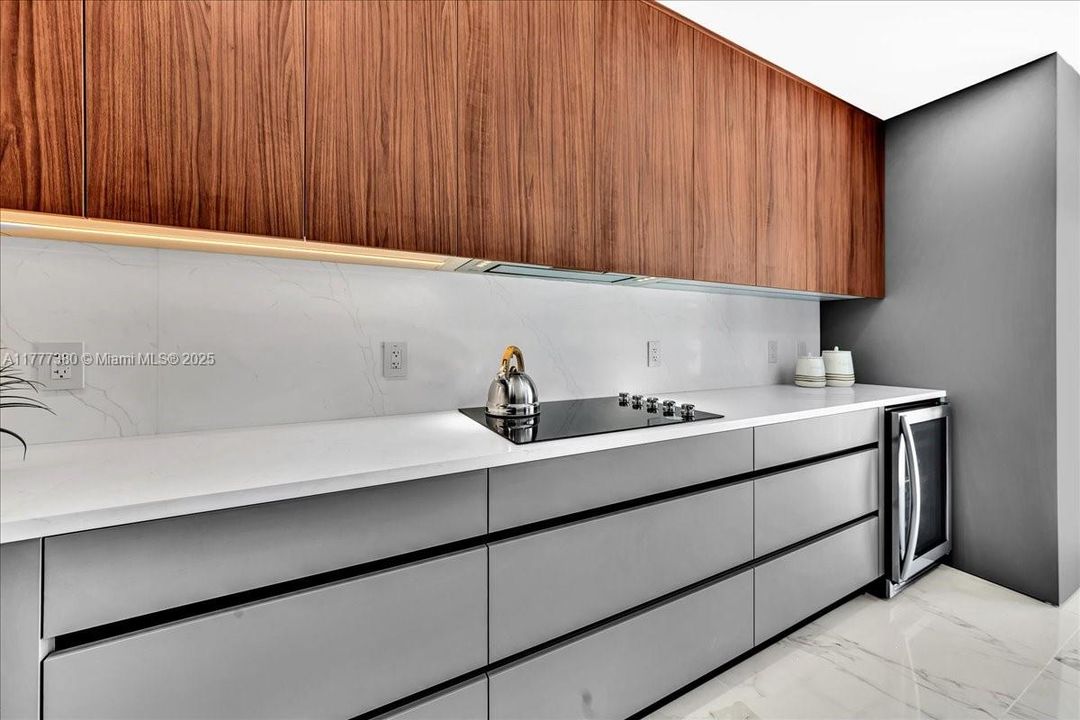 最近售出: $1,600,000 (5 贝兹, 3 浴室, 2070 平方英尺)