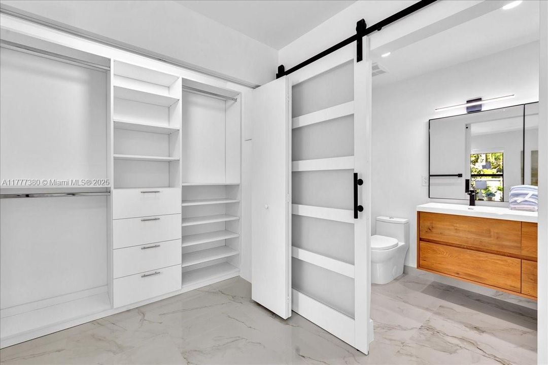 最近售出: $1,600,000 (5 贝兹, 3 浴室, 2070 平方英尺)