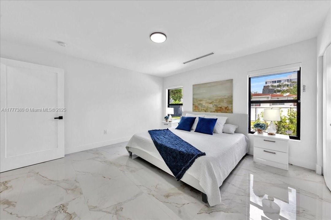 最近售出: $1,600,000 (5 贝兹, 3 浴室, 2070 平方英尺)