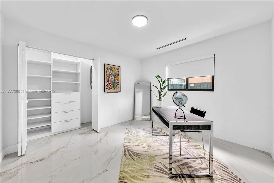 最近售出: $1,600,000 (5 贝兹, 3 浴室, 2070 平方英尺)