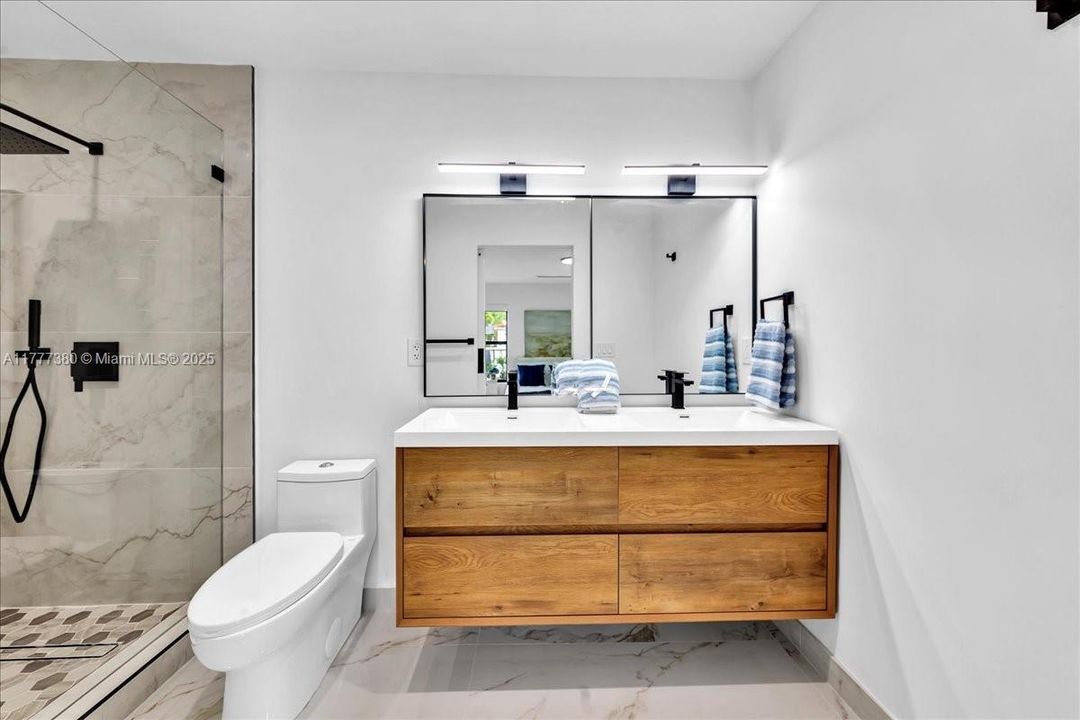 最近售出: $1,600,000 (5 贝兹, 3 浴室, 2070 平方英尺)