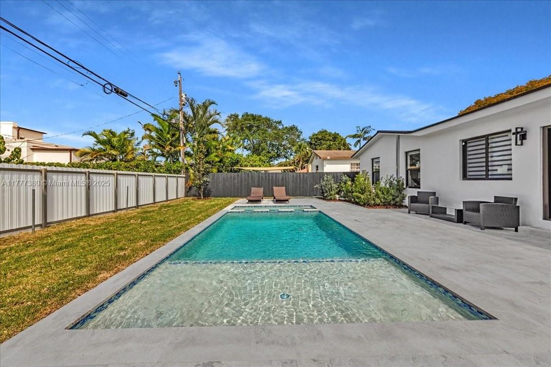 最近售出: $1,600,000 (5 贝兹, 3 浴室, 2070 平方英尺)