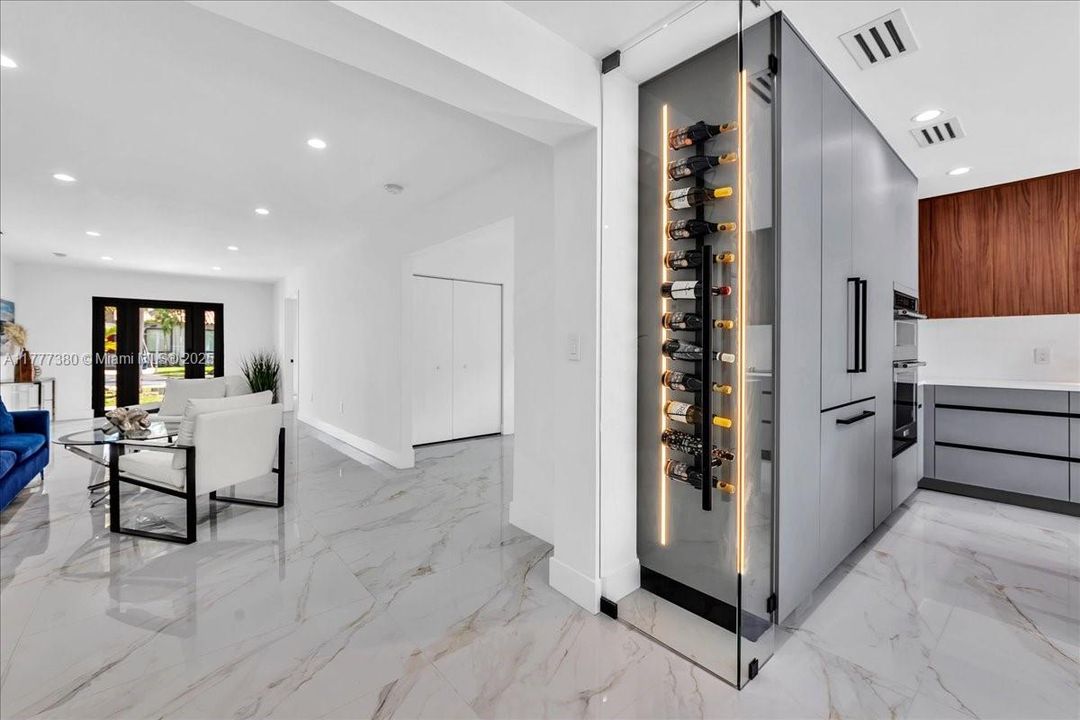 最近售出: $1,600,000 (5 贝兹, 3 浴室, 2070 平方英尺)