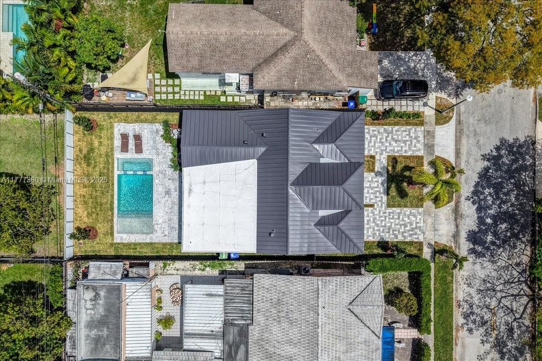 最近售出: $1,600,000 (5 贝兹, 3 浴室, 2070 平方英尺)