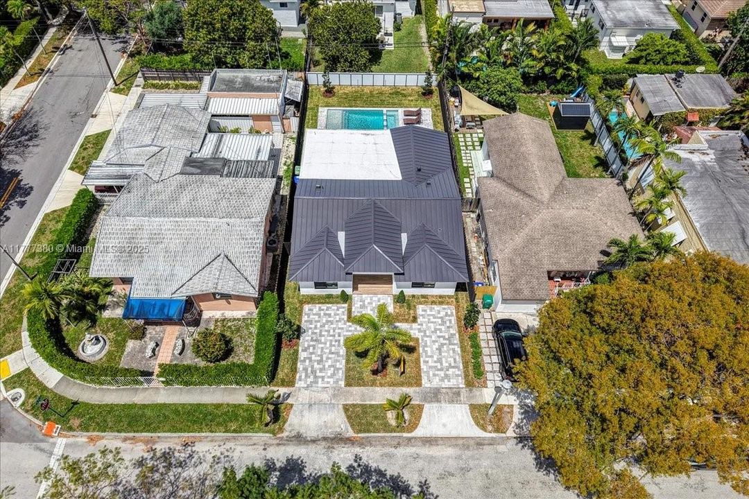 最近售出: $1,600,000 (5 贝兹, 3 浴室, 2070 平方英尺)